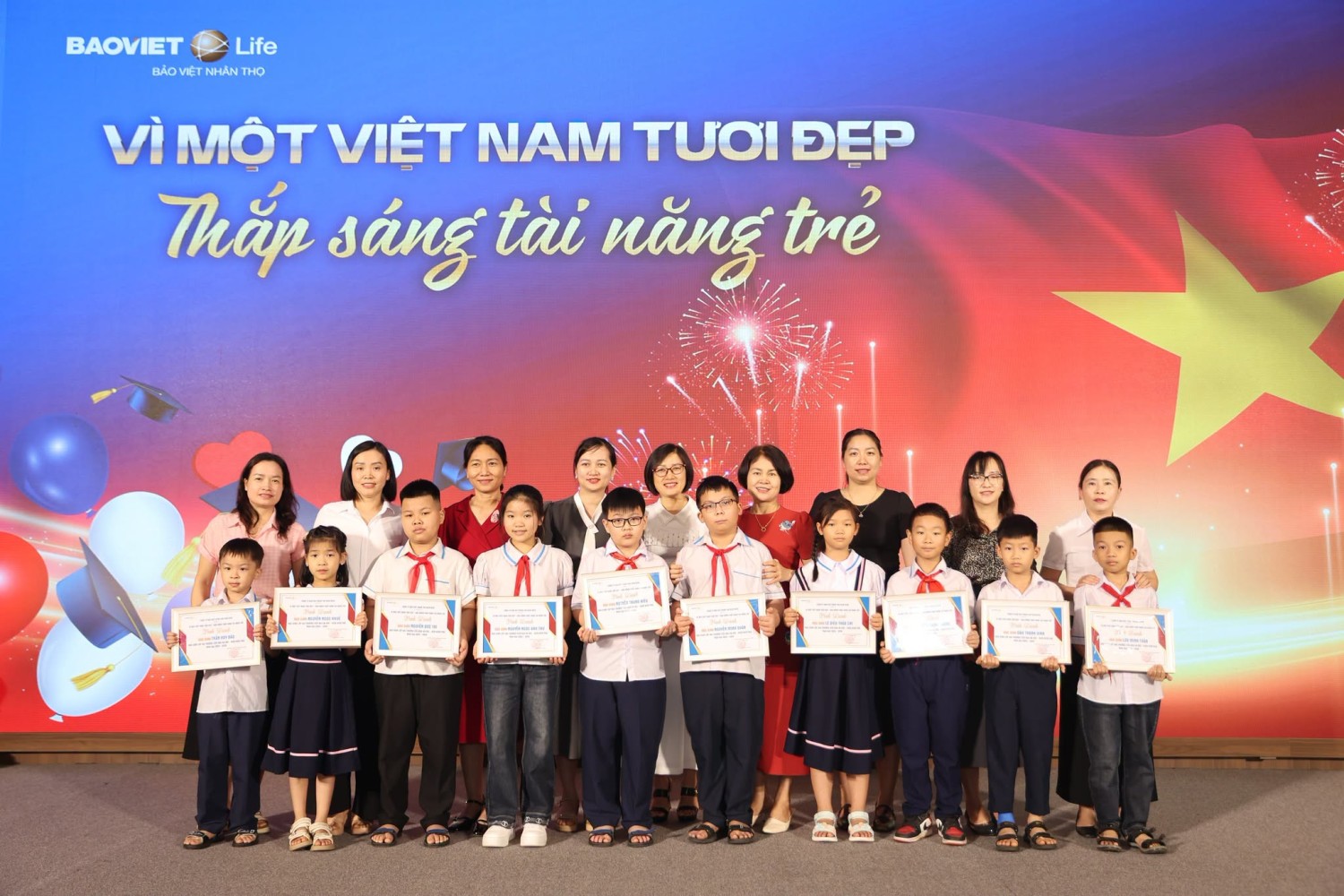 Lan toả niềm tự hào - Học sinh trường Tiểu học Hà Nội - Điện Biên Phủ vinh dự nhận học bổng "Tháp sáng tài năng trẻ"